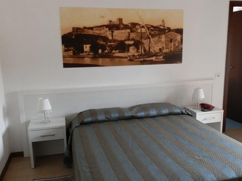 Hotel Lucerna กาส์ตีจลิโอเน เดลลา เปสกายา ภายนอก รูปภาพ